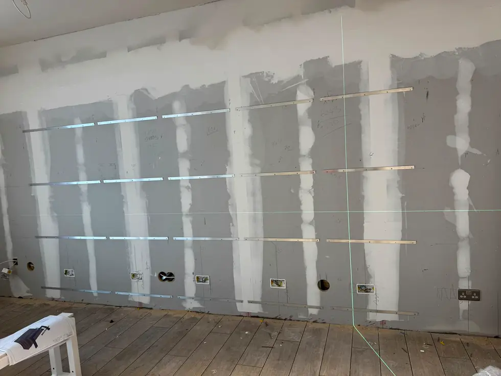 Perete din rigips pregatit pentru instalatii.