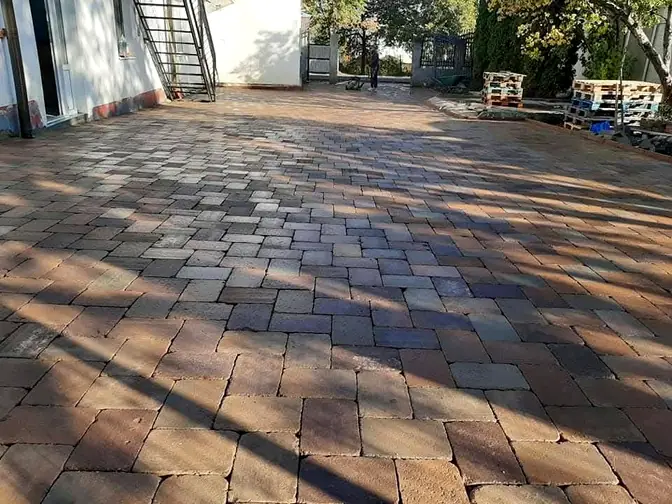 Pavaj multicolor pe curte.
