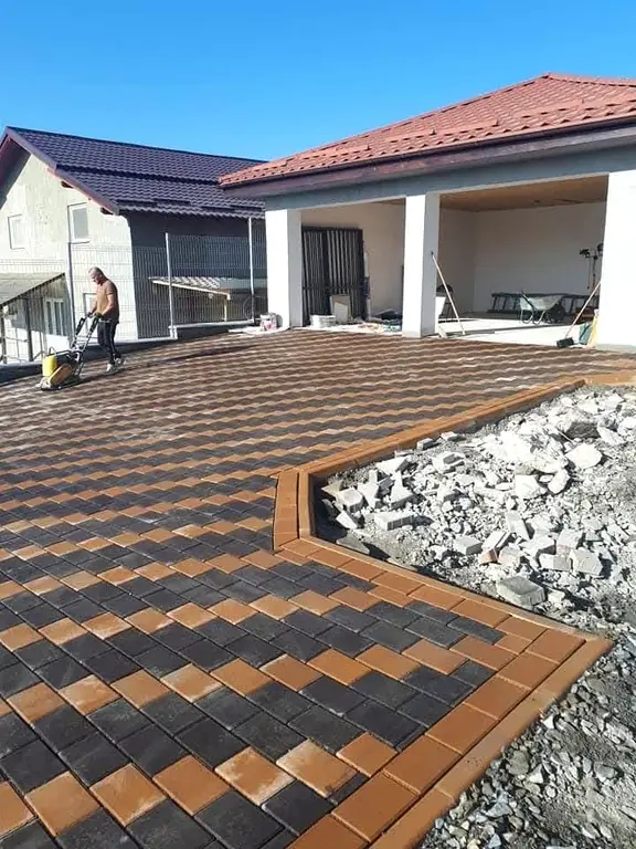 Pavaj decorativ cu bordura alba.