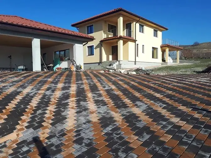 Pavaj decorativ in fata unei vile.