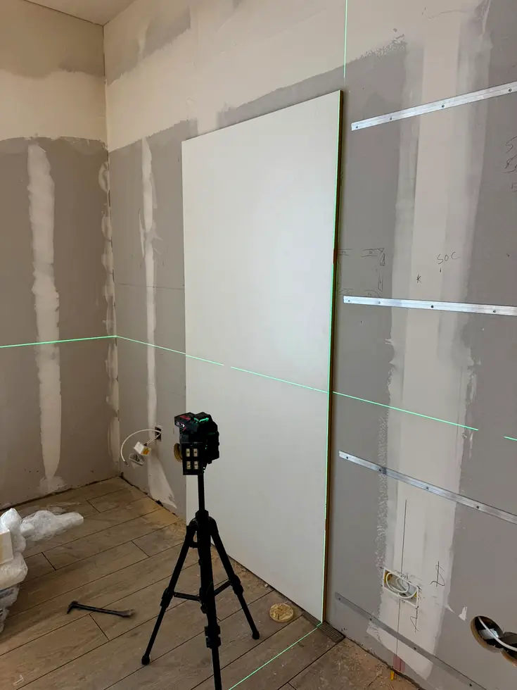 Pereti cu rigips si marcaje laser.