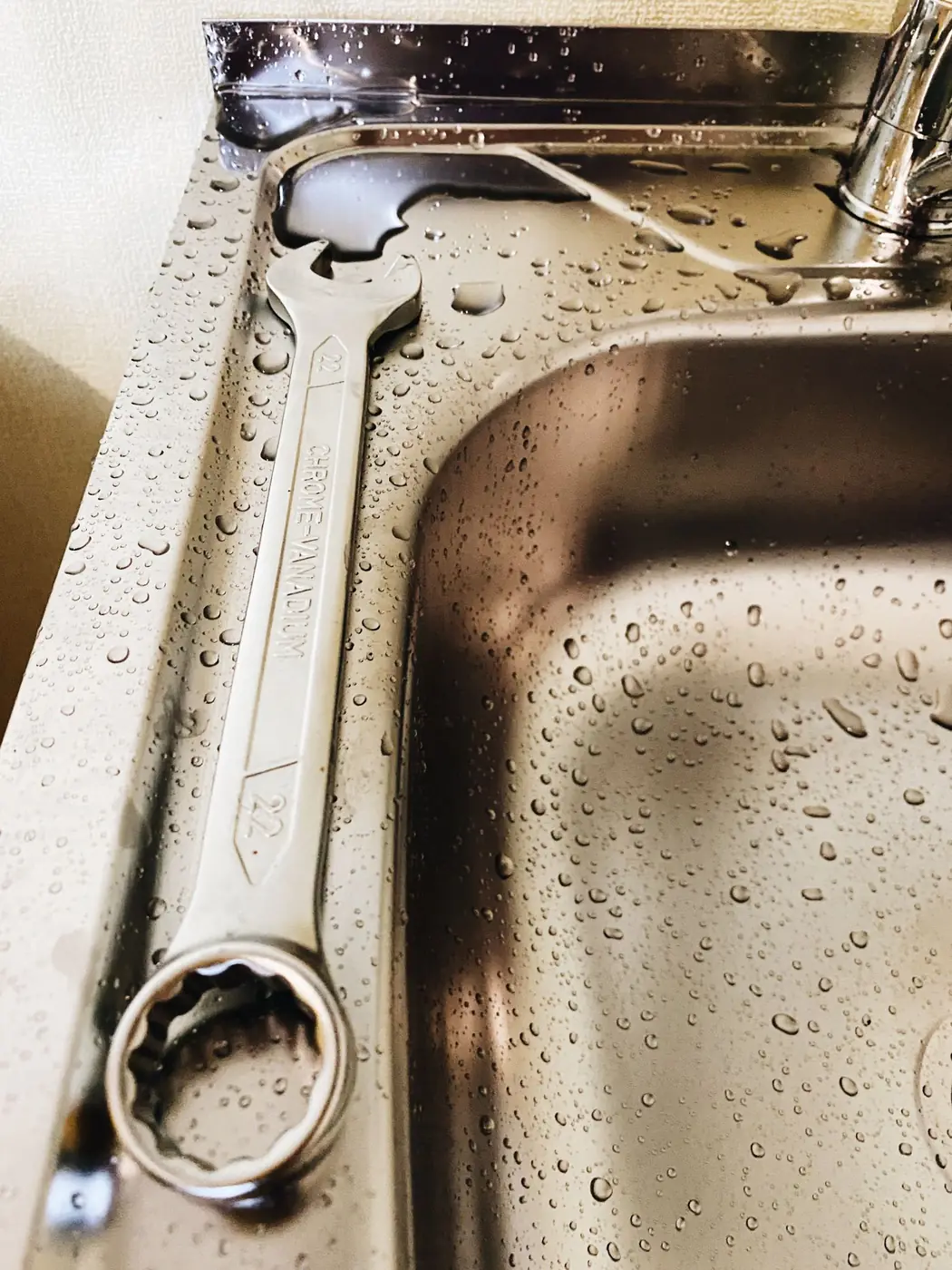 Cheie reglabila pe chiuveta din inox pentru interventii sanitare.